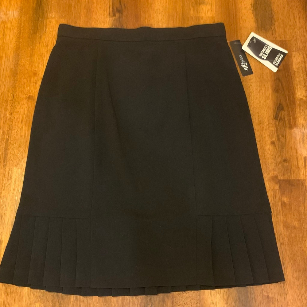 East 5th NWT Skirt 8 Black Secretly Slender Pleated Bittom Trim